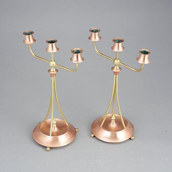 LJUSSTAKAR, ett par, mässing och koppar, Oscar Nilsson, Eskilstuna, 1900-talets första hälft.