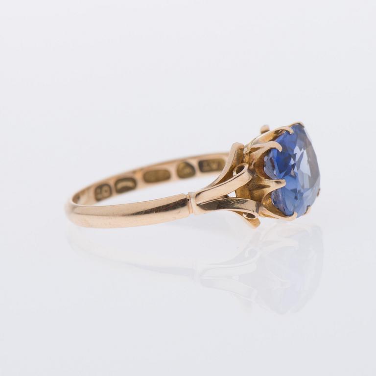 RING, 18K guld, syntetisk safir. Tarkiainen, Helsingfors 1957.