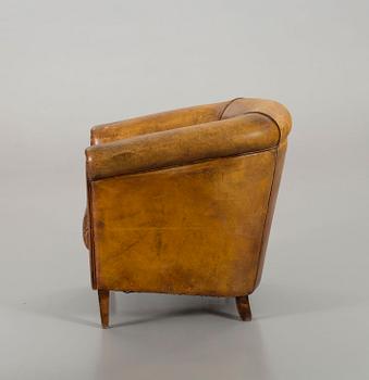 A LEATHER ARMCHAIR, end of 20th century.