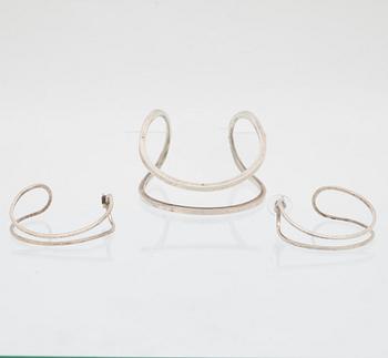 Efva Attling, stelt armband "Loop cuff" samt örhängen av silver.