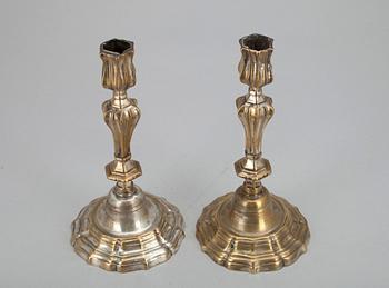 KYNTTILÄNJALKAPARI, hopeoitua messinkiä, 1700-luku.