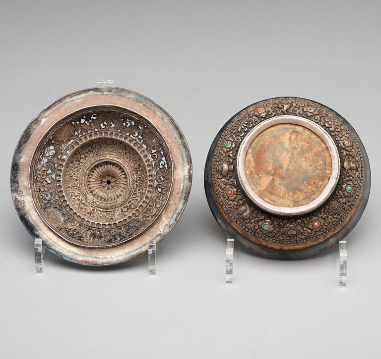SKÅL med LOCK, trä och låghaltigt silver med inläggningar. Tibet/Mongoliet, 1800-tal.