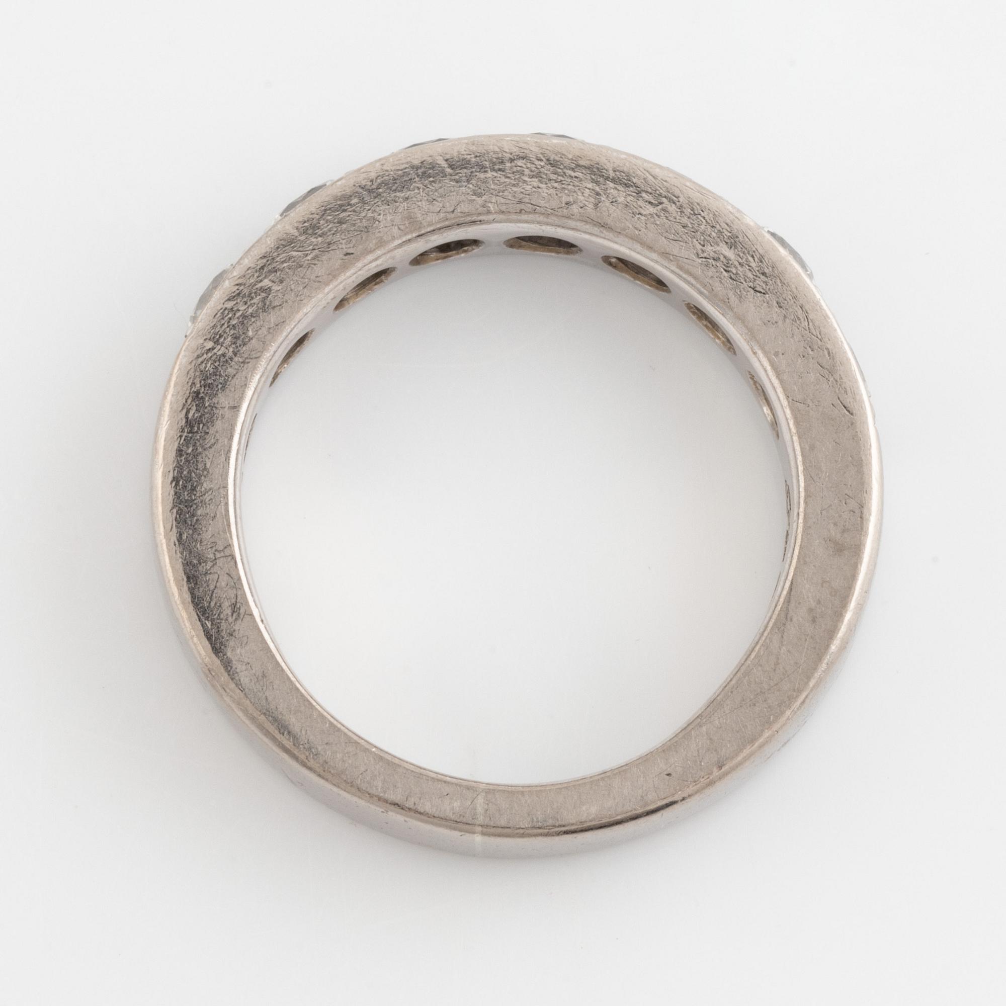 An 18K white gold ring set with round brilliant-cut diamonds.