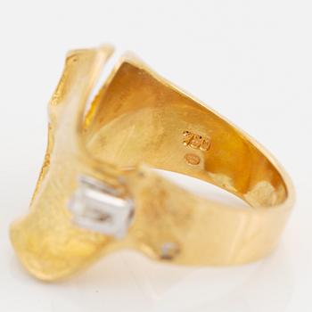 An 18K gold Ole Lynggaard ring set with a round brilliant-cut diamond.
