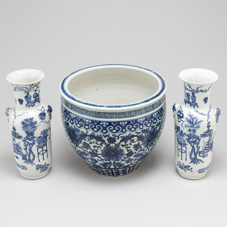 A pair of blue and white vases and pot, Qing dynasty, late 19th century.