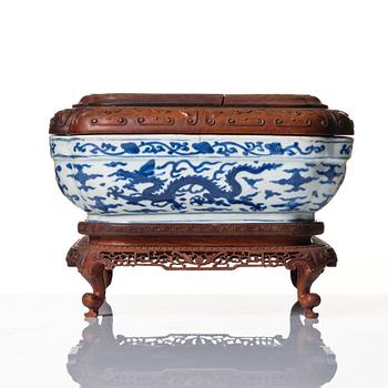 Ask med trälock och ställ. Mingdynastin, med Wanli märke och period (1573-1620).