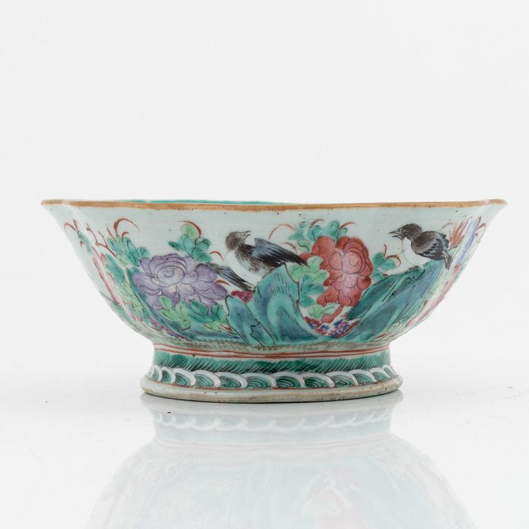 A famille rose bowl, late Qing dynasty, circa 1900.