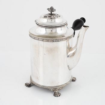 Jacob Engelbert Torsk, kaffekanna och gräddkanna, silver, sengustaviansk stil, Stockholm, 1908-1909.