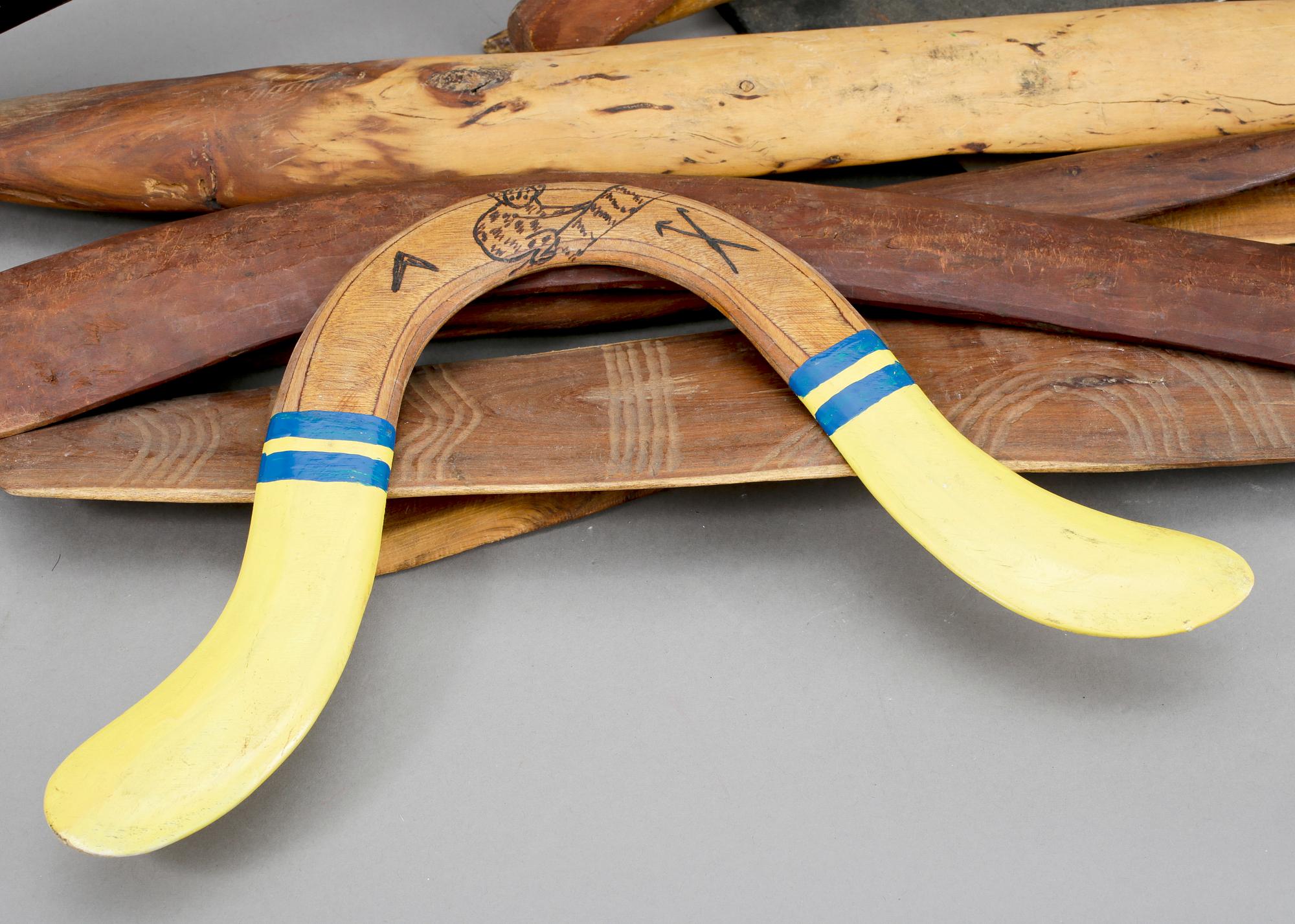 PARTI FÖREMÅL bl.a. SKÖLDAR, 9 delar, Australien, 1900-tal.