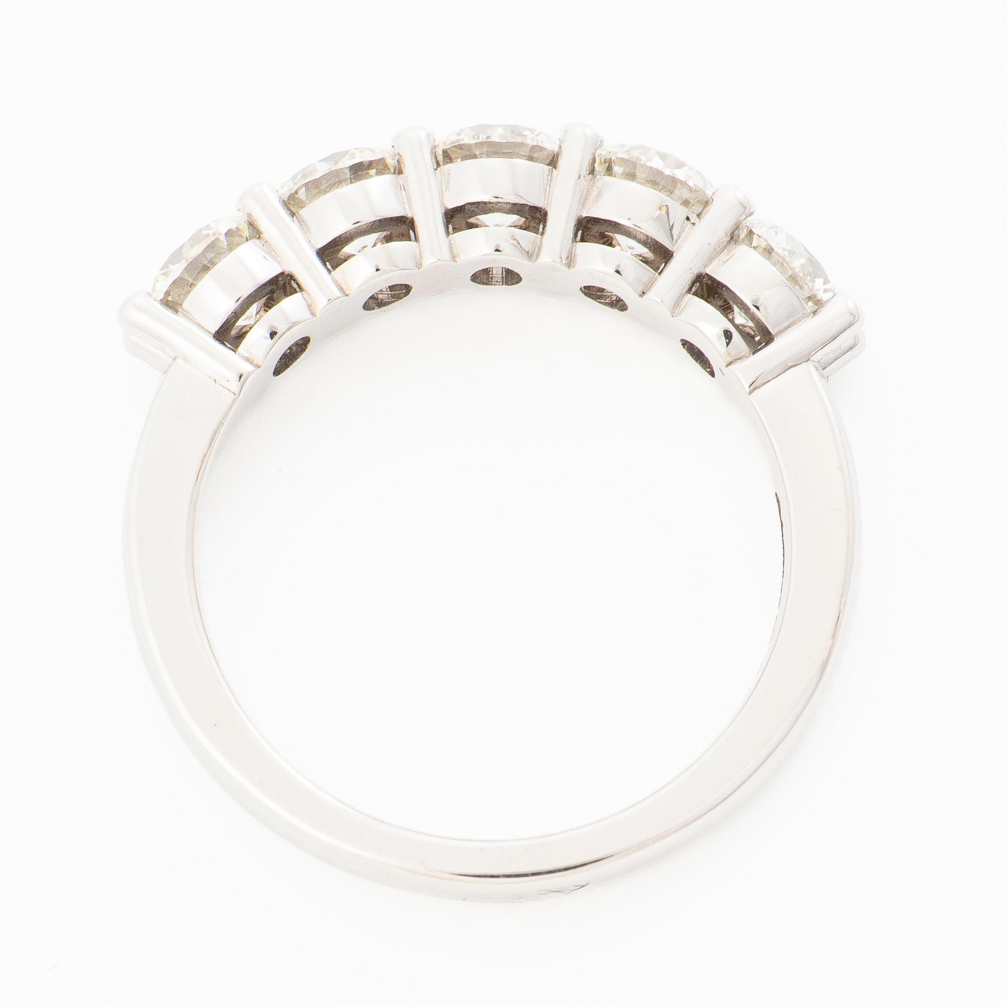 18K white gold half eternity ring with brilliant-cut diamonds.