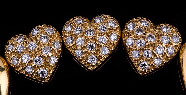 GARNITYR, 3 delar, 18 k guld med briljantslipade diamanter, totalt ca 6.00 ct. Totalvikt ca 100 g.