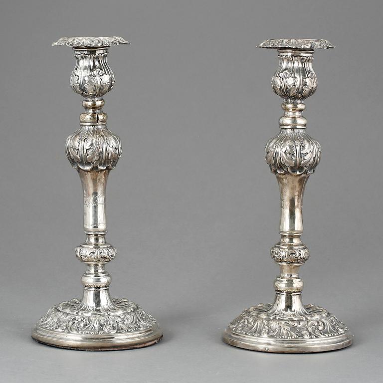 LJUSSTAKAR, ett par, silver, senempire/nyrokoko, ostämplade, 1840-tal.