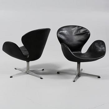 FÅTÖLJER, ett par, "Svanen" av Arne Jacobsen för Fritz Hansen, Danmark, 1900-talets andra hälft.