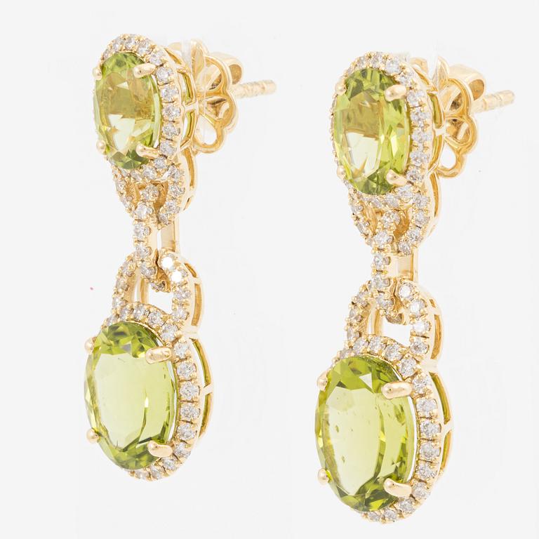 Örhängen 18K guld med peridot och briljantslipade diamanter.