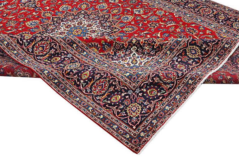 A carpet, Kashan, ca 405 x 292 cm.