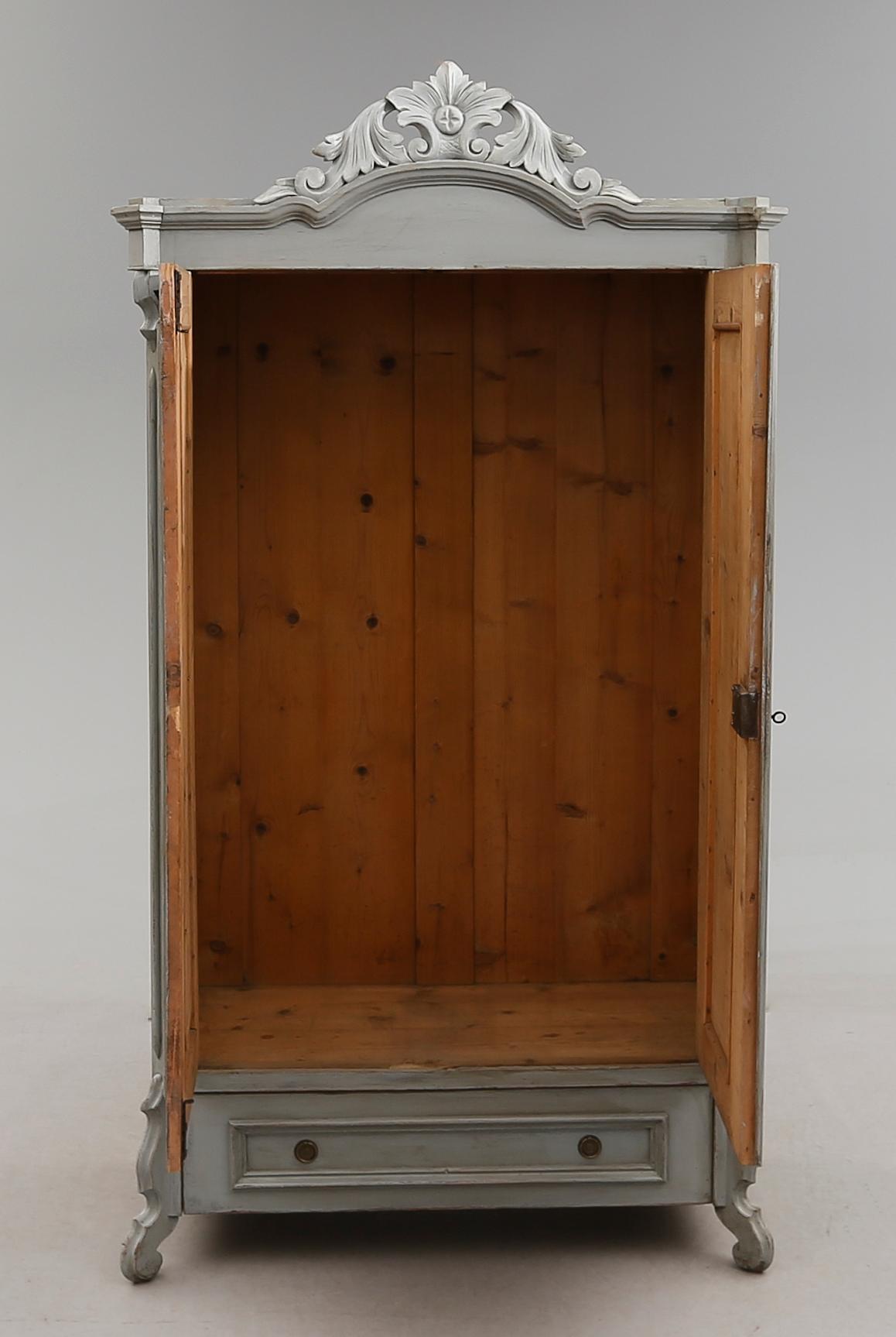 KLÄDSKÅP, 1800-talets andra hälft.