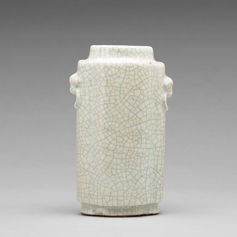 A ge glazed vase, Qing dynasty, 19th Century.