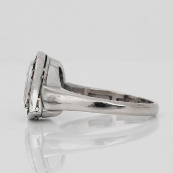 RING med gammal droppslipad diamant ca 3.00 ct samt en krans av carréslipade smaragder.