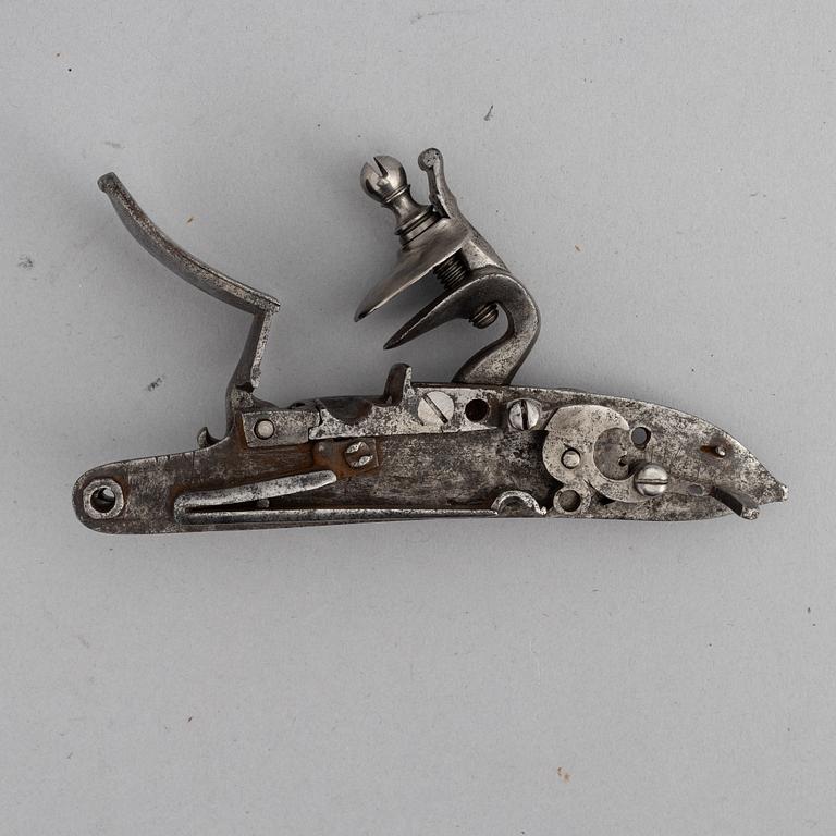 A lot comprising five powderhorn and flasks, and a flintlock. 18th and 19th Century.