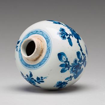 A blue and white tea caddy, Qing dynasty, Kangxi (1662-1722).