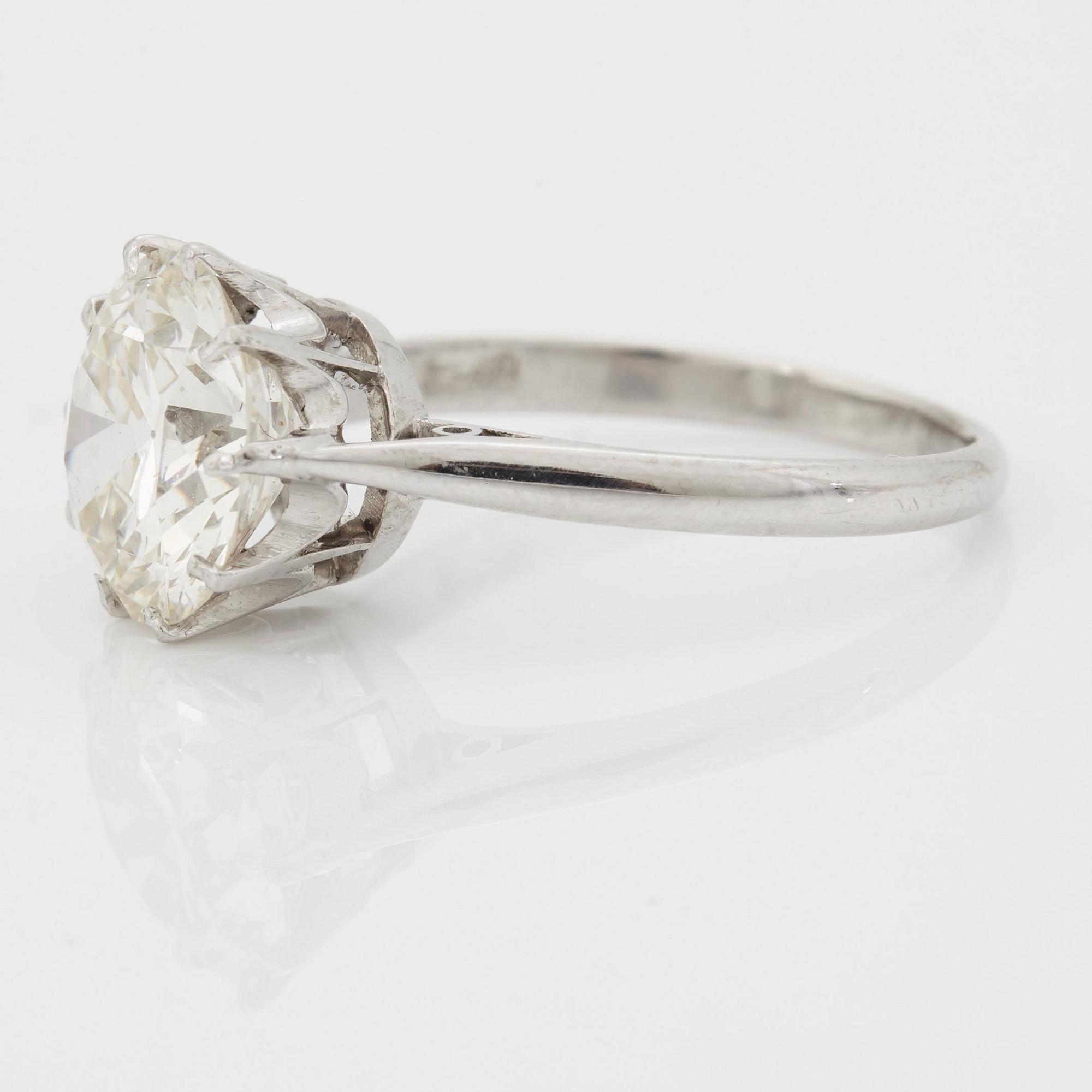 RING med en gammalslipad diamant.