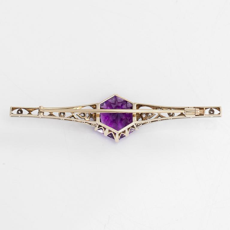 Brooch, 14K gold, with an amethyst, old- and rose-cut diamonds ca 0.40 ct in total, early 20th century.