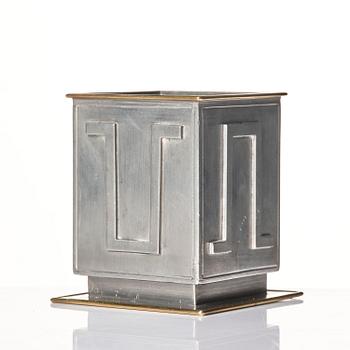 Nils Fougstedt, pennkopp, tenn och mässing, modell A 503, Firma Svenskt Tenn, Stockholm, 1932.