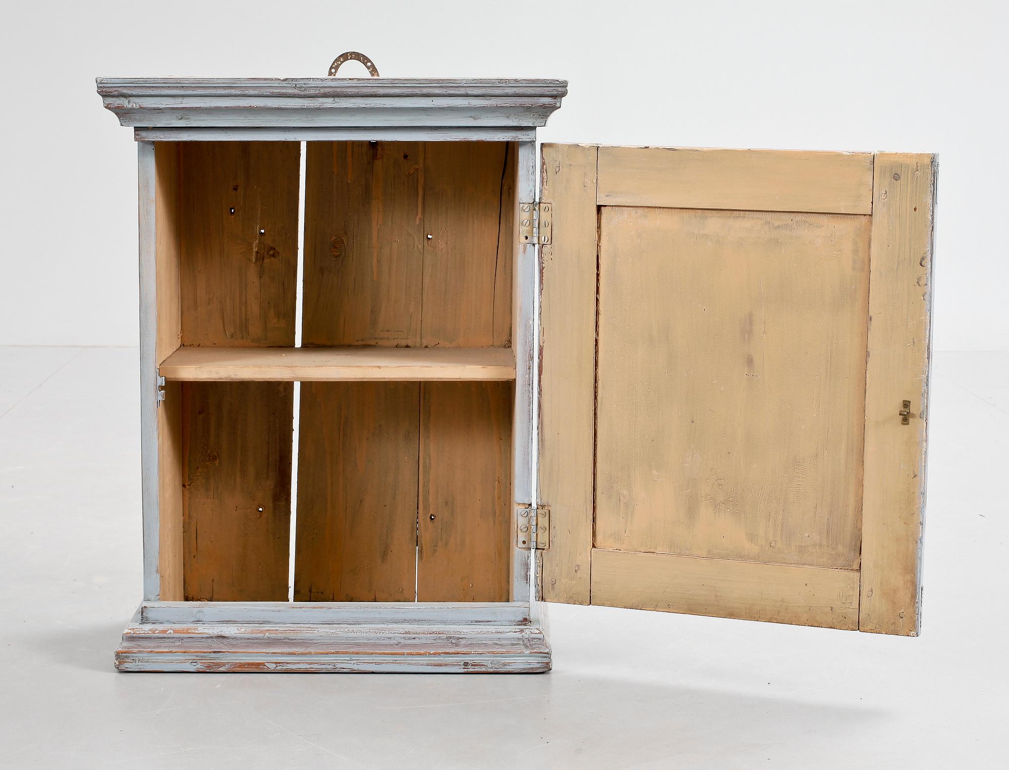 HÄNGSKÅP, allmoge, 1800-tal.