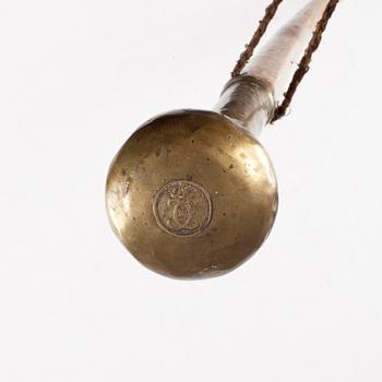 TAMBURMAJORSTAV, mässingsknopp med spegelmonogram, 1800-tal.