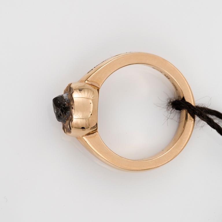 RING, Damiani och Sharon Stone kollektion "Maji", Italien. Rosa guld med en oslipad diamant.