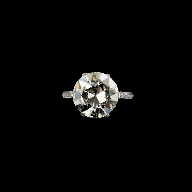 A RING, brilliant cut diamond 5.12 ct. H/I1, 8/8 cut diamonds c. 0.18 ct. Platinum. A. Tillander 1930/40 s.