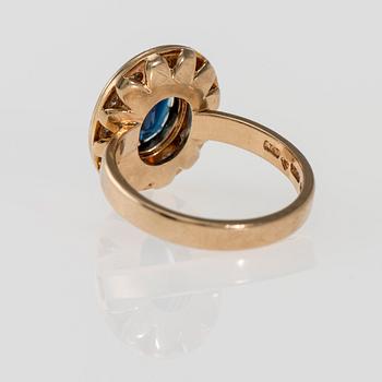 RING, 14K guld, fasettslipad safir, briljantslipade diamanter. Toivo J. Toivonen 1984. Vikt ca 8,5 g.