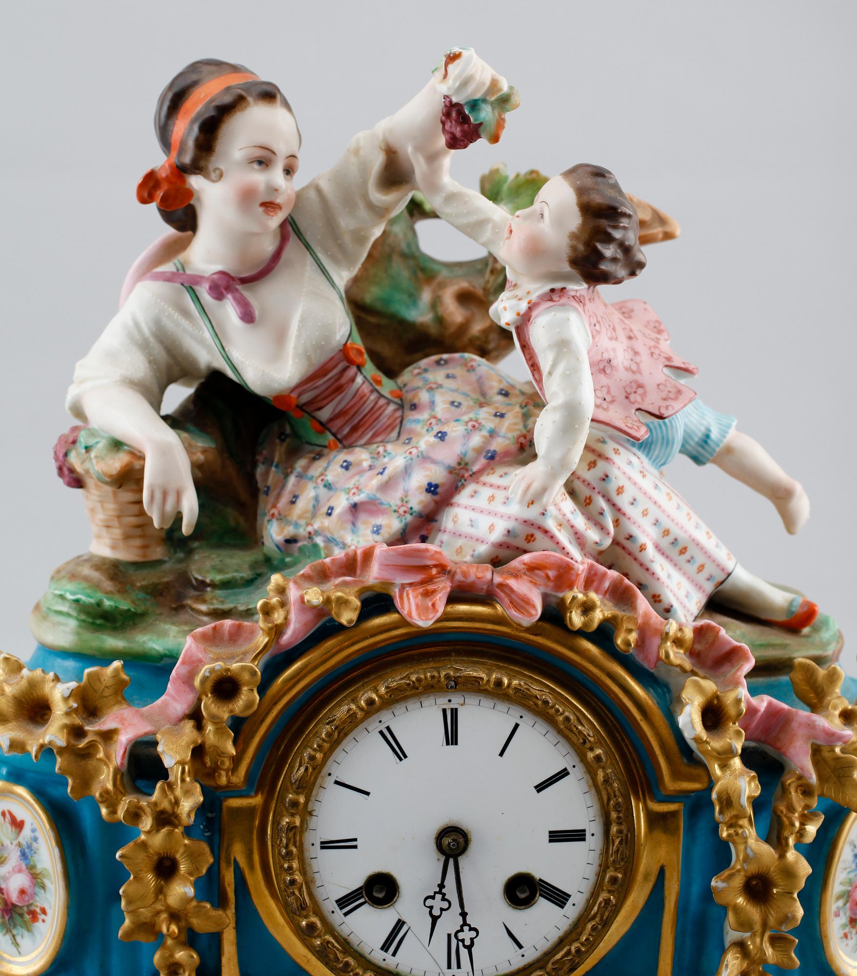 BORDSPENDYL, porslin, Urverk märkt Japy Freres, Frankrike, 1800-talets andra hälft.