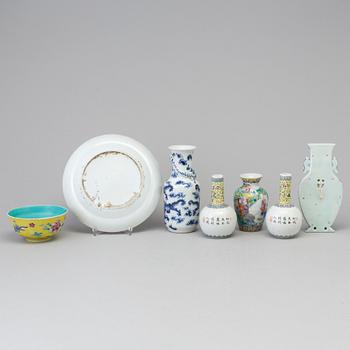 Four chinese porcelain vases, wall vase, bowl and dish, late 19th/20th century.
