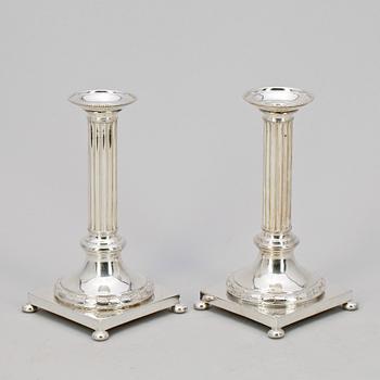 LJUSSTAKAR, ett par, nysilver, gustaviansk stil, CG Hallberg, 1900-talets första hälft.