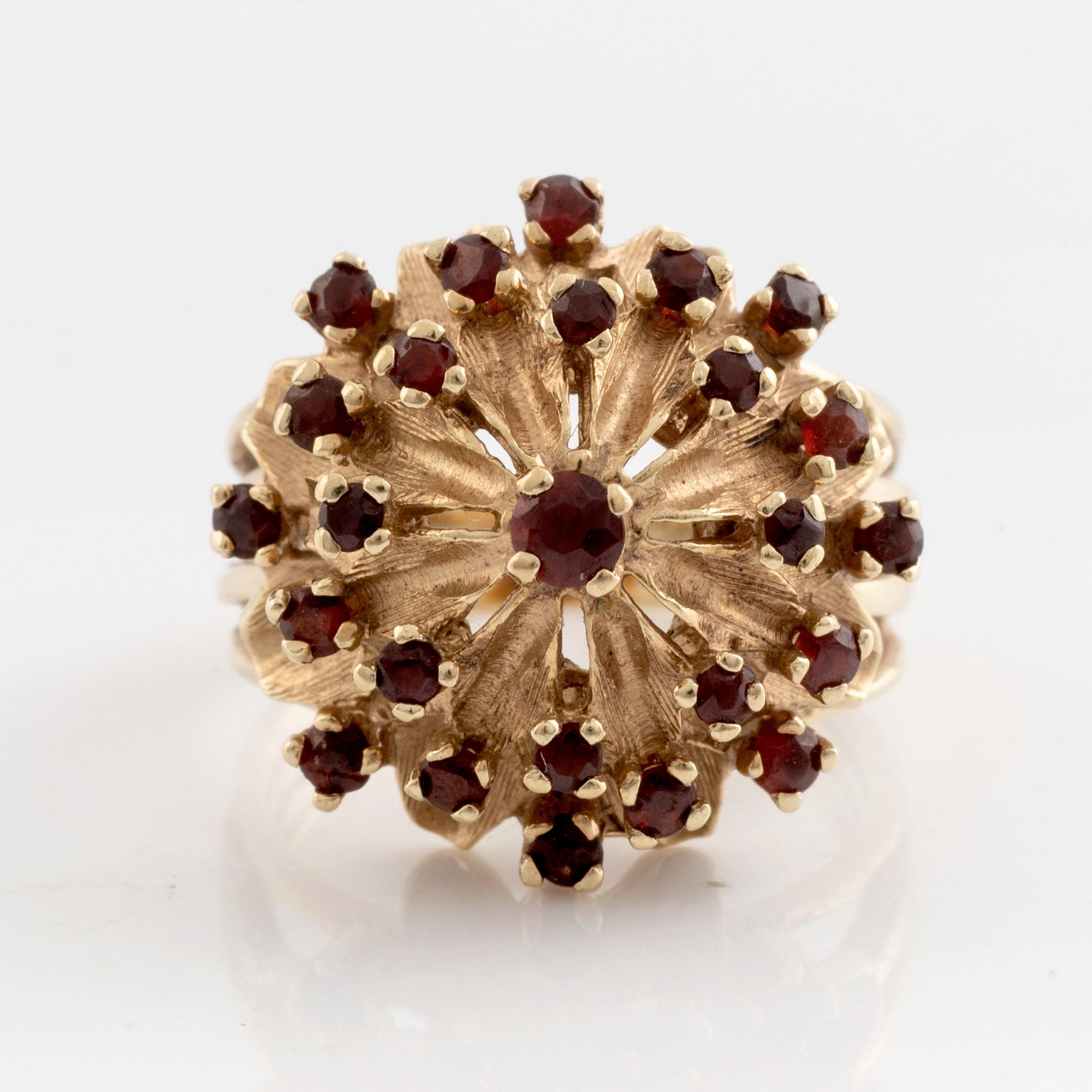 Ring, 14K guld med små granater.