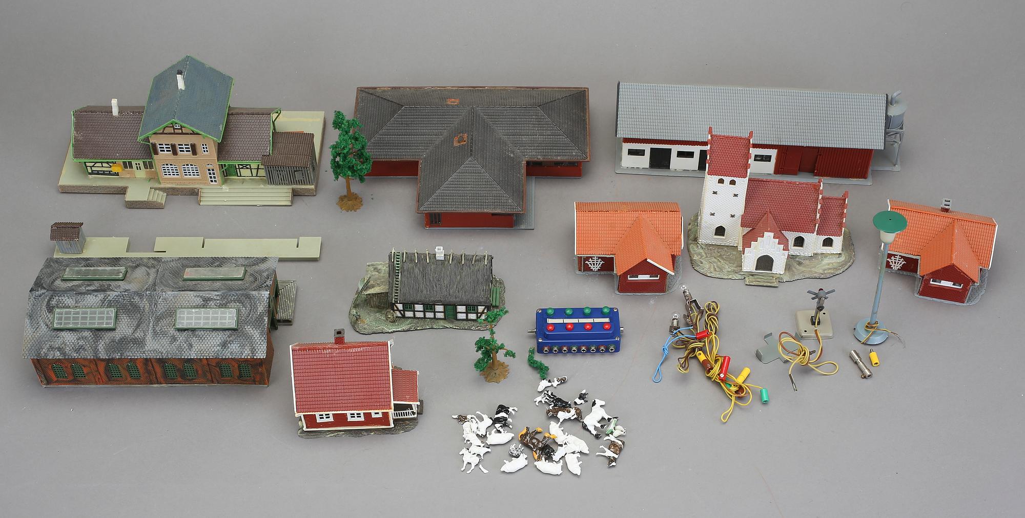 SAMLING MÄRKLIN, samt miniatyrbyggnader, 1900-talets mitt. Inklusive passagerarvagn av LIMA.