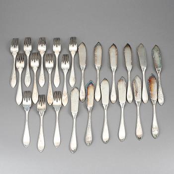 FISKBESTICK, 12+12 delar, silver. Svensk spetsig modell, Herman Bergmans konstgjuteri, främst 1917. Total vikt ca 1000 g.
