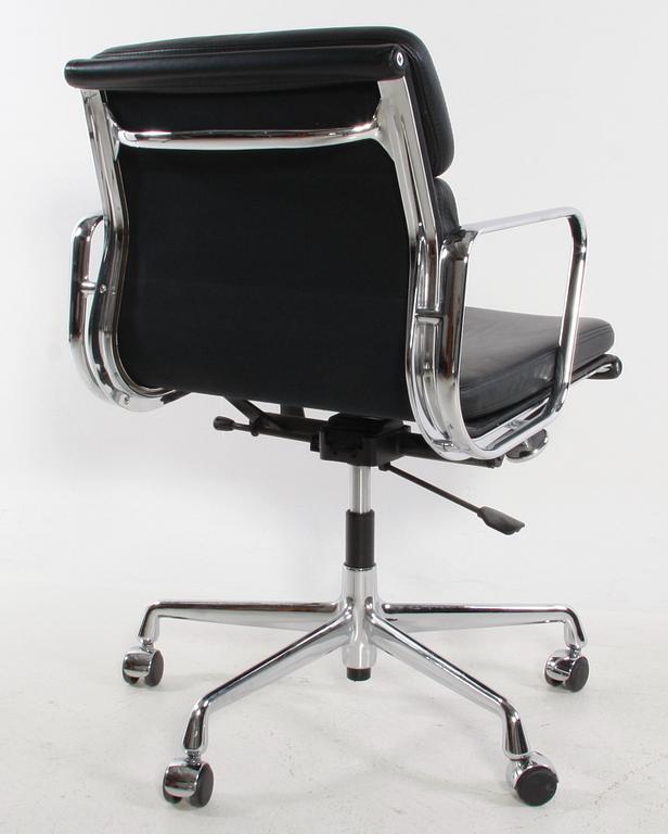 KARMSTOL. "Eames Soft Pad Chair" Charles & Ray Eames, Vitra.