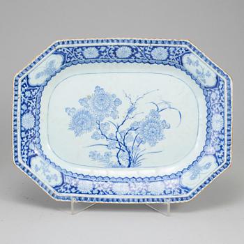 A blue and white serving dish, Qing dynasty, Qianlong (1736-95).