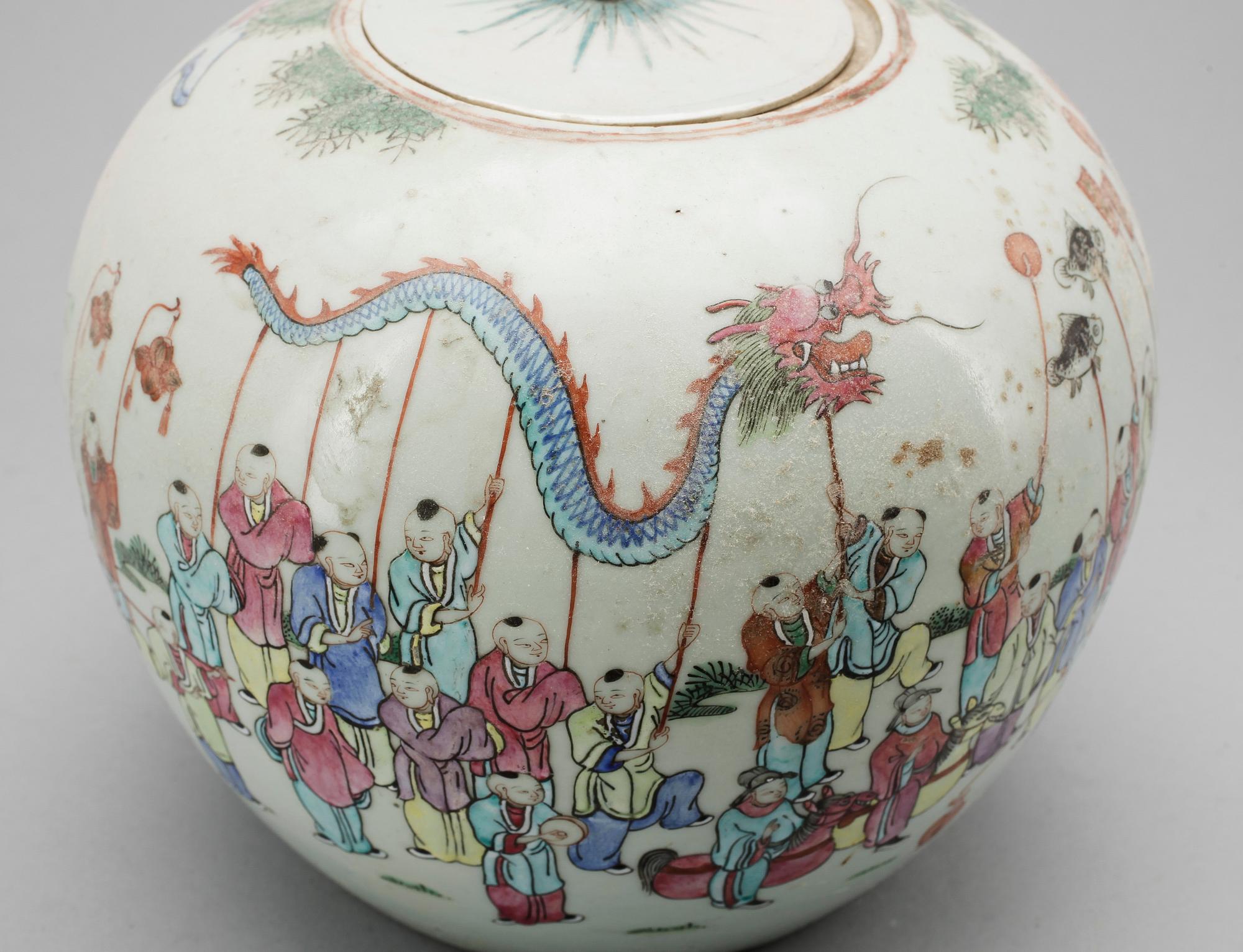 URNA MED LOCK, porslin, Kina, 1800-tal.