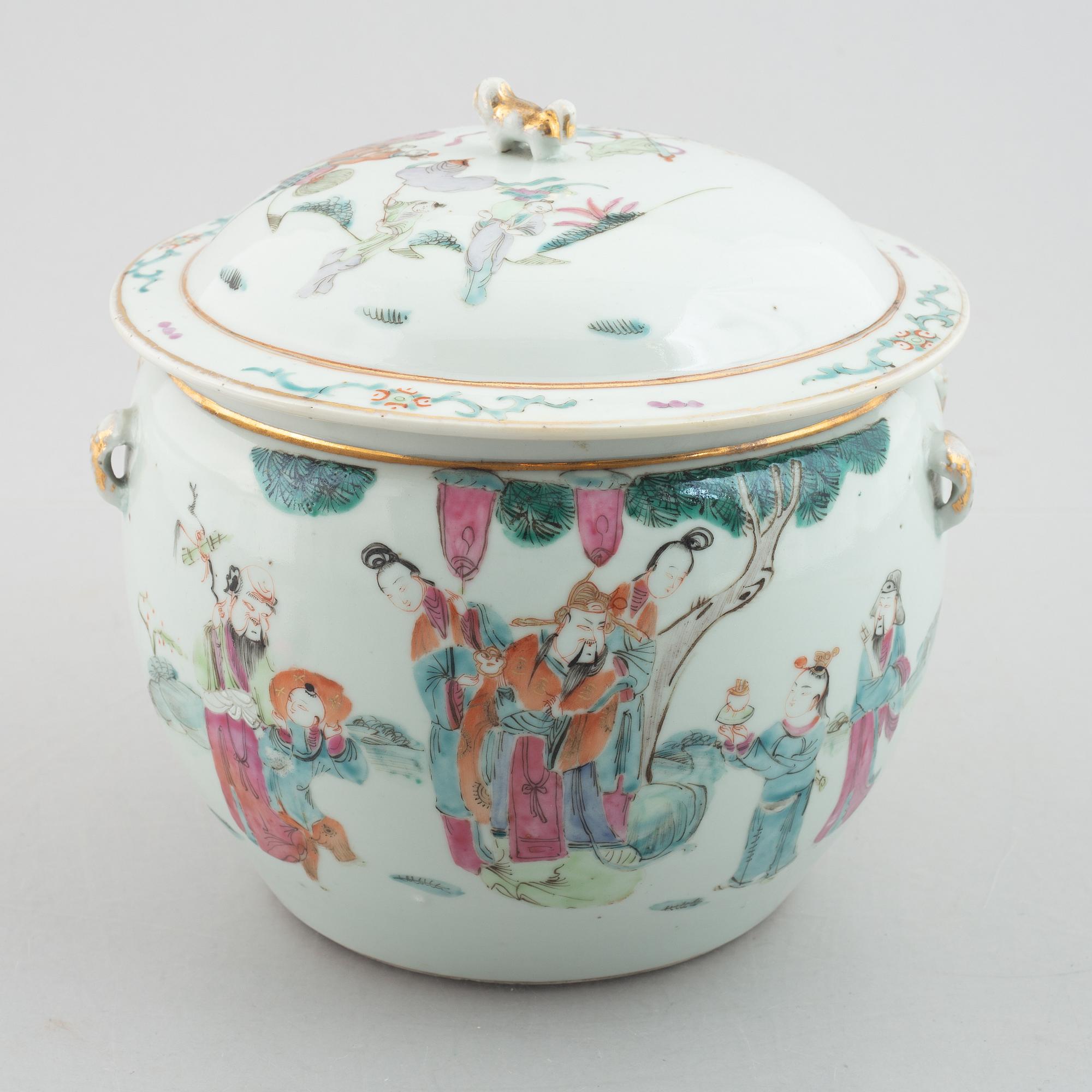 A famille rose tureen with cover, late Qing dynasty.
