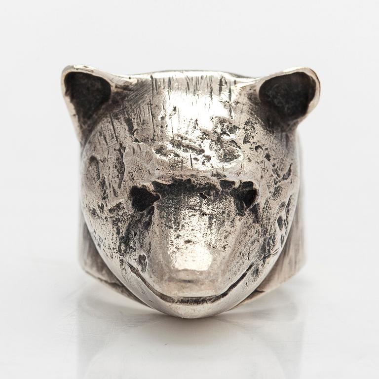 Eila Minkkinen, sormus, karhu, sterlinghopea, 2015.