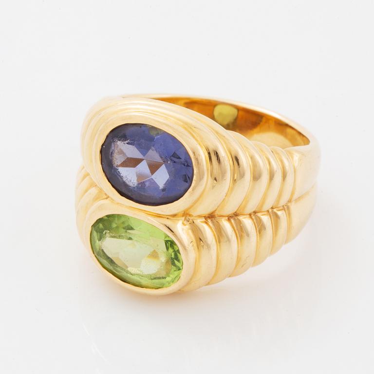 Bulgari, Ring med oval fasettslipad peridot och iolit, 18K guld,  Kvitto medföljer.