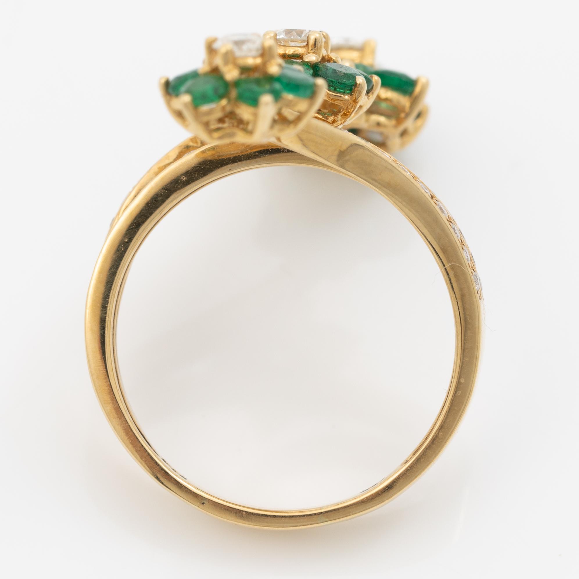 Ring, 18K gold with emeralds and brilliant-cut diamonds.