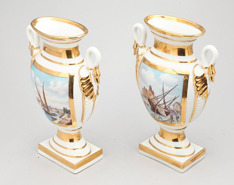 URNOR, ett par, porslin, empirestil, Sevres-liknande märke, 18/1900-tal.