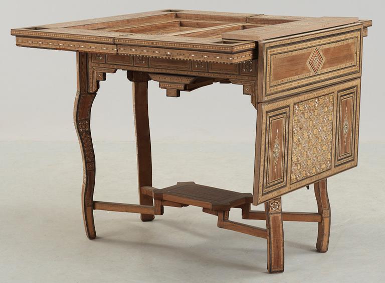 SPELBORD, orientaliskt, 1900-talets första del.