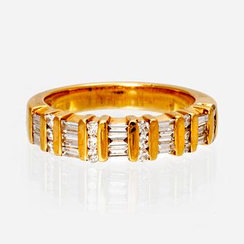 Ring 18K guld med diamanter rund briljant samt baguetteslipade.