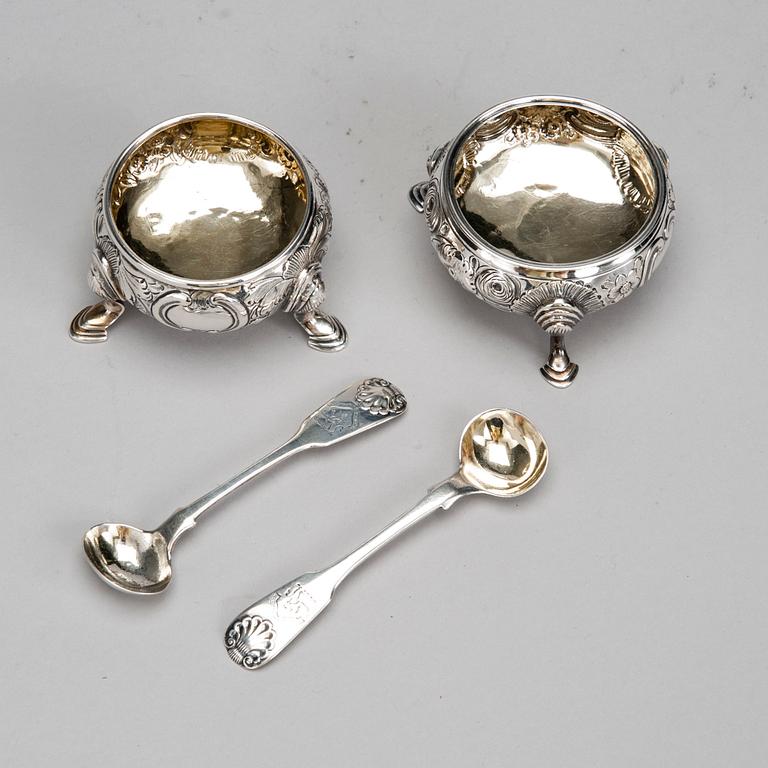 SALTKAR MED SKEDAR, 2+2 st, sterlingsilver, London 1700-och Edinburgh 1800-tal. Totalvikt ca 156 g.