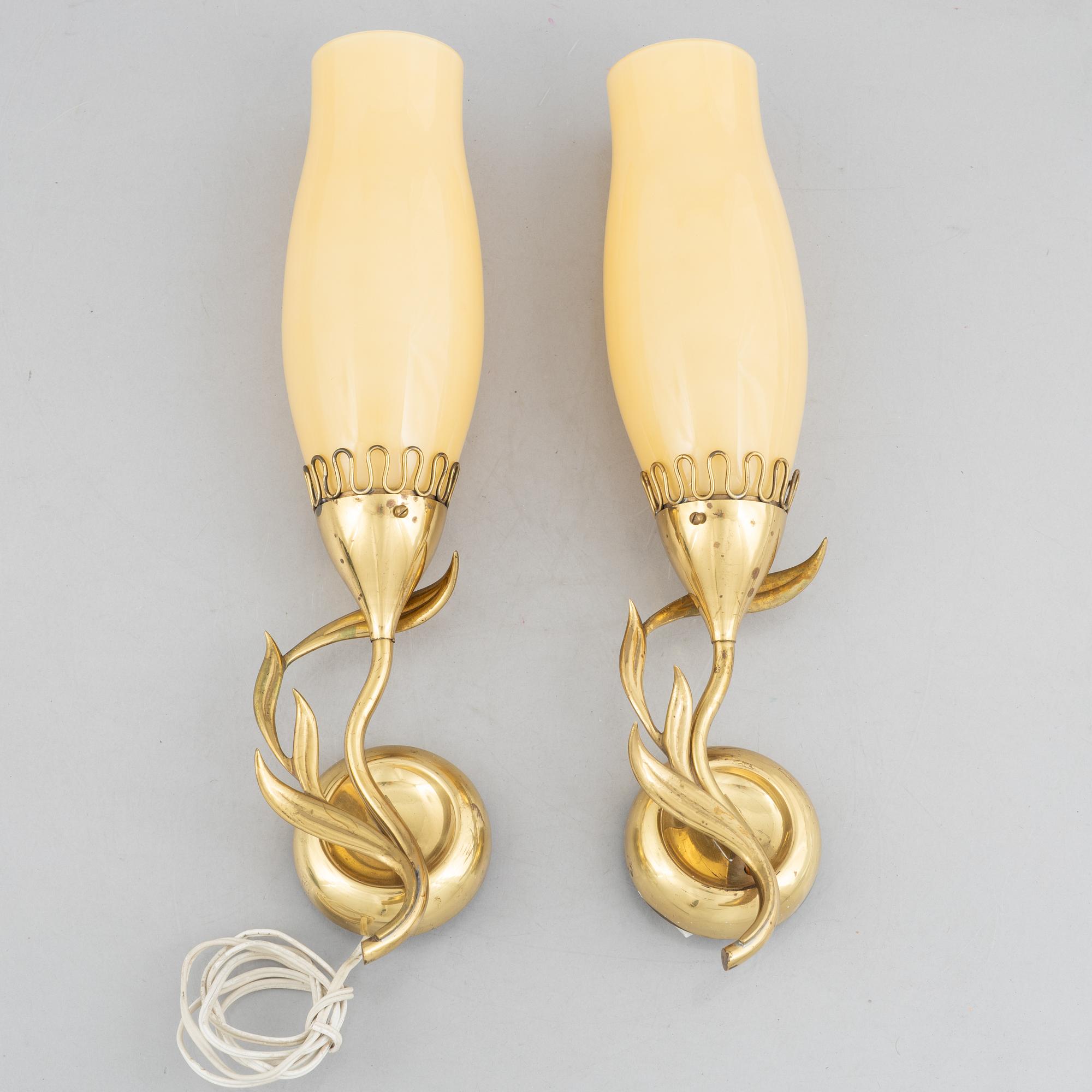 Mauri Almari, a pair of model '71020' wall lights, Idman, mid 20th century.